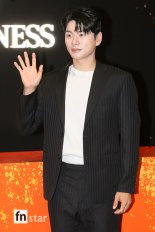 [포토] 이이경, '블링블링한 손인사'