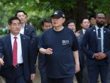 佛 산책 나선 尹, 천안함 로고 티셔츠·모자 쓰고 시민들과 인사