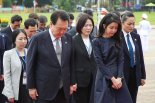 尹대통령 부부, 베트남 국부 호찌민 묘소 참배·헌화