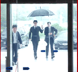 우산 씌워주는 한동훈 ‘심쿵’ 영상에...2년 전 ‘우산 의전’ 재소환 [영상]