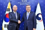 WEF 슈밥 회장 만난 박진 "복합위기 극복 민관협력 중요"