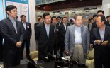삼성전자, 5년만에 '경쟁제품 비교전시회' 열고 열공