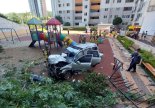 인천 아파트 놀이터로 '자동차' 추락..동승자 사망·운전자 부상