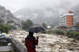 유럽 한낮 48도, 인도는 홍수… 극단적 이상기후 피해 속출