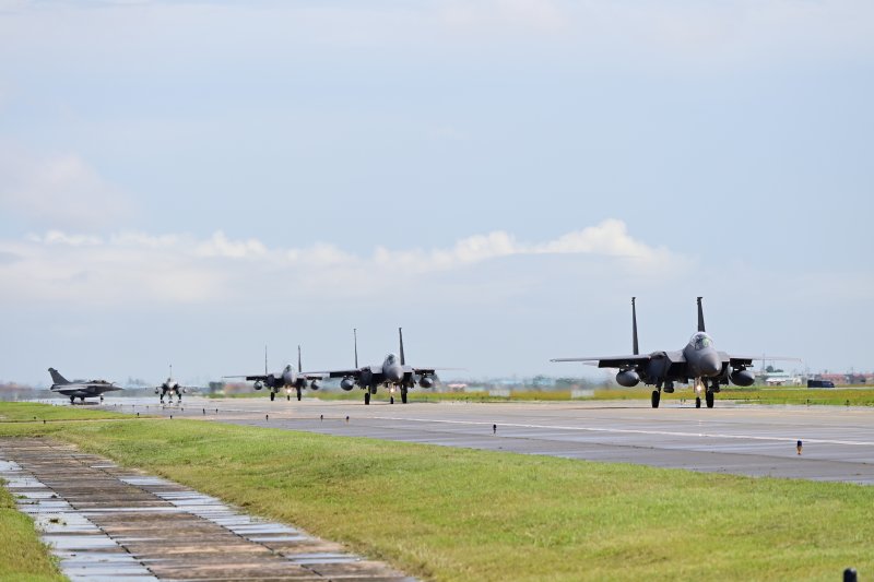 연합공중훈련 및 추모비행 이륙을 위해 우리 공군 F-15K 전투기 3대(오른쪽에서 3번째까지)와 프랑스 &#39;라팔&#39; 전투기 2대(왼쪽에서 2번째까지)가 이동하고 있다. 사진&#x3D;공군 제공