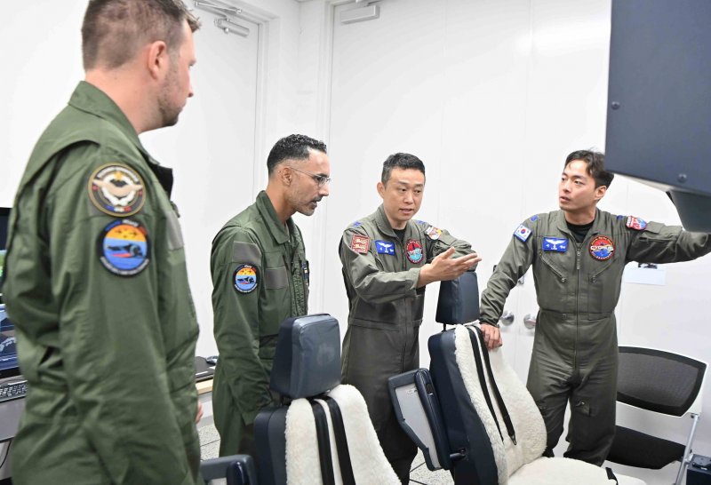 25일 경남 김해기지에서 열린 한국 공군-프랑스 항공우주군 연합훈련에서 한프 양국 급유통제사가 한측 공중급유기 시뮬레이터를 통해 임무 노하우를 교류하고 있다. 사진&#x3D;공군 제공