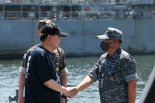 휴가중인 尹, 천안함 모자 쓰고 해군 장병들 격려