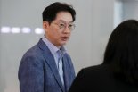 '김경수 폭행' 50대 유튜버, 2심도 징역형 집유…"말도 안 된다" 법정 소란