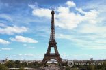에펠탑 꼭대기서 낙하산 메고 뛰어내린 20대男, 경찰 체포