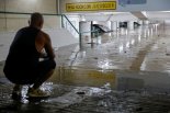 139년만 기록적 폭우 홍콩,  증시휴장 피해 속출