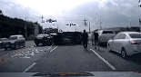 [영상] 도로 한복판 차량에 깔린 운전자..시민들은 못 본 체 하지 않았다 [따뜻했슈]