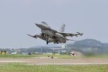 공군 KF-16 전투기 이륙 중 추락, 원인 '조류 충돌' 가능성(종합2)