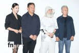 [포토] 김희선, '현대 미술 거장 아름다운 선물전'