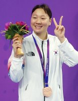 "25년 노메달 여고생이 깼다" 이은지, 여자 배영 200m 동메달 [항저우AG]