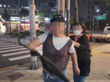 "주먹으로 날 쳤다" 중년 여성, 김태우 유세장서 우산 휘두르며 행패