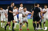 심판 밀치고, 격렬하게 태클..북한 남자축구가 보여준 '비매너' [항저우AG]