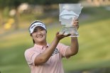 유해란, LPGA 첫 우승컵 들었다