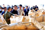 '벼 수확 참여' 정황근 장관 "전략작물직불제 확대...쌀값 적정수준 관리"