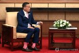 ‘리버풀 팬’ 태국 총리의 정상회담 룩 화제...분홍색 양말-넥타이 선보였다