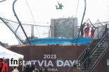 [포토] 라트비아 축제, '홍대 레드로드에서 즐기는 스카이다이빙'