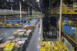 UPS·페덱스 제친 아마존… 물류기지 확대·총알배송 통했다