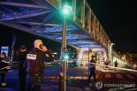 "신은 위대하다" 파리 한복판서 관광객 공격한 괴한…1명 사망‧2명 부상