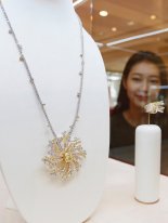 갤러리아백화점 "노을을 형상화한 다이아몬드 목걸이 만나보세요"