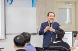 윤동한 한국콜마 회장이 중소·중견기업 임직원 교육 연단에 선 까닭은?