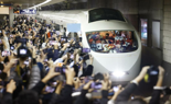 도쿄-하코네 잇는 낭만 기차 '흰색 로망스카' 은퇴식