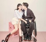 성탄절 앞두고 기적의 러브스토리? 배우 송지은·'휠체어 유튜버' 박위 열애