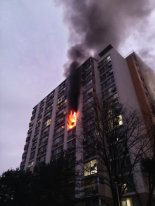 군포 산본 아파트서 화재…50대 부부 중 남편 숨지고 아내 중상