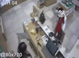 "기분 나쁜 일 있다" 알바생에 거스름 동전 던진 여성