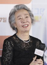 '월클 배우' 윤여정의 소박한 바람 "올해도 약속한 작품 잘 마치는 것"