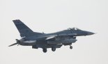 군산 앞 바다에 F-16 전투기 추락…조종사 탈출