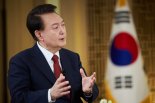 尹 “핵 포기 안해도 남북회담 가능”..통일장관 “성과 있는 대화만”