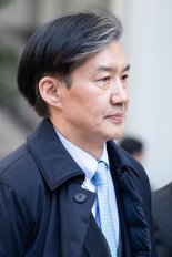조국, 출마·신당 암시 "尹정권 폭주 바로잡는데 힘 보태겠다"