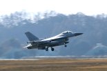 미공군 F-16 전투기 '연료통' 군산시 서해상 추락…"원인 조사 중"