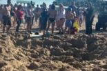 "수십명 달려들어 파냈지만"..플로리다 해변 모래더미에 묻힌 7세 소녀