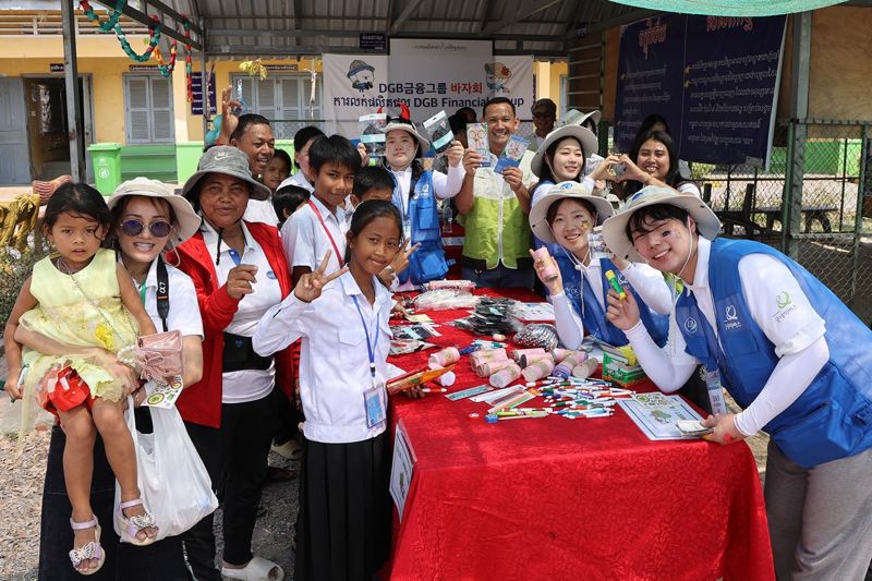 ‘DGB글로벌캠프’ 단원들과 캄보디아 뚜올로까꼬스 초등학교 관계자 및 학생들이 기념 촬영하는 모습. 사진&#x3D;DGB금융그룹 제공