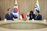 김동연, 주한 싱가포르 대사 만나 '인공지능·청년교류 등 논의'
