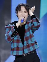 가수 김희재, 환아 치료비 위해 또 기부..선한 영향력