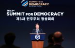 민주주의 정상회의 ‘가짜뉴스 타도’ 일성..한미, 북핵 공조 논의