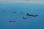 한·미·일 美 B-52H 전략폭격기 투입 공중훈련..."北 미사일 도발 대응"