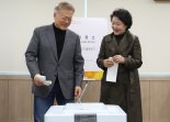 사전투표 마친 文 "정부 정신 차리게 해야…조국당 대중정당으로 성장하길"[2024 총선]