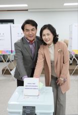 김진태 강원지사 부부, 투표소 찾아 소중한 한 표 행사
