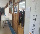 [2024 총선]  부산서 일부 유권자 투표장 못찾아 '우왕좌왕'