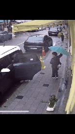 비 맞는 어른에 다가간 '우산 천사' 초등학생, 투수로 등판