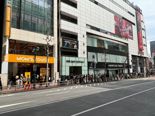 맘스터치 싸이버거에 긴 줄 선 일본.. 도쿄 시부야에 직영 1호점 개점