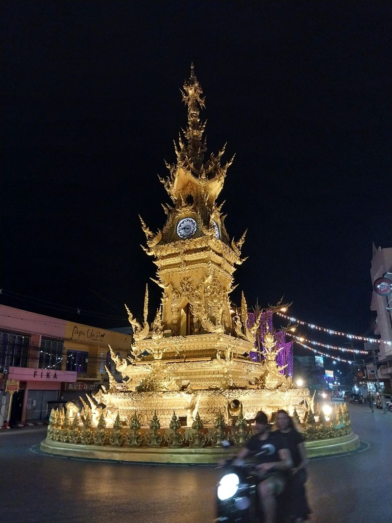 치앙라이 황금 시계탑. 