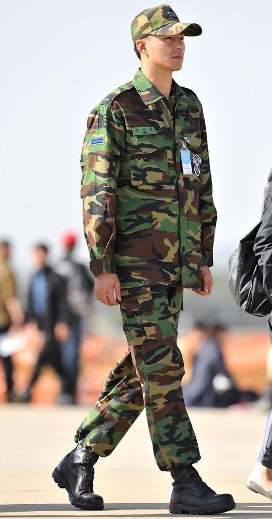 배우 조인성이 지난 2009년 공군 군악대에서 복무 당시 &#39;개구리군복&#39;을 입은 모습.